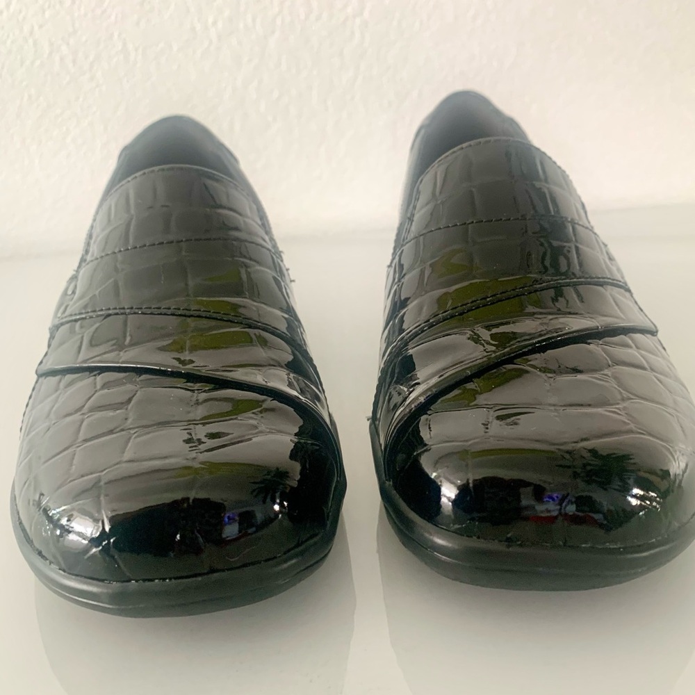 Clarks Collection Women’s 8.5 May Poppy Loafers Black Patent Croc Embossed